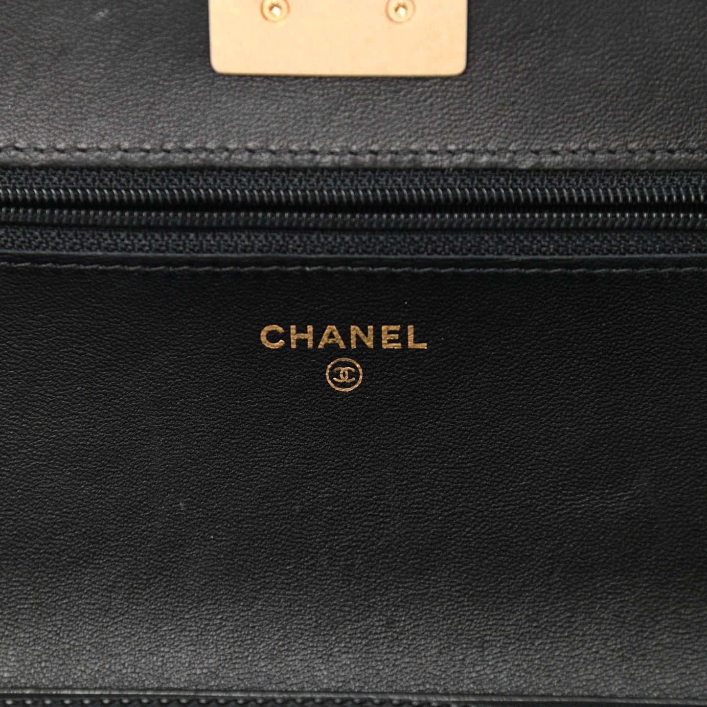 Lambskin Pyramid Wallet On Chain WOC Black
