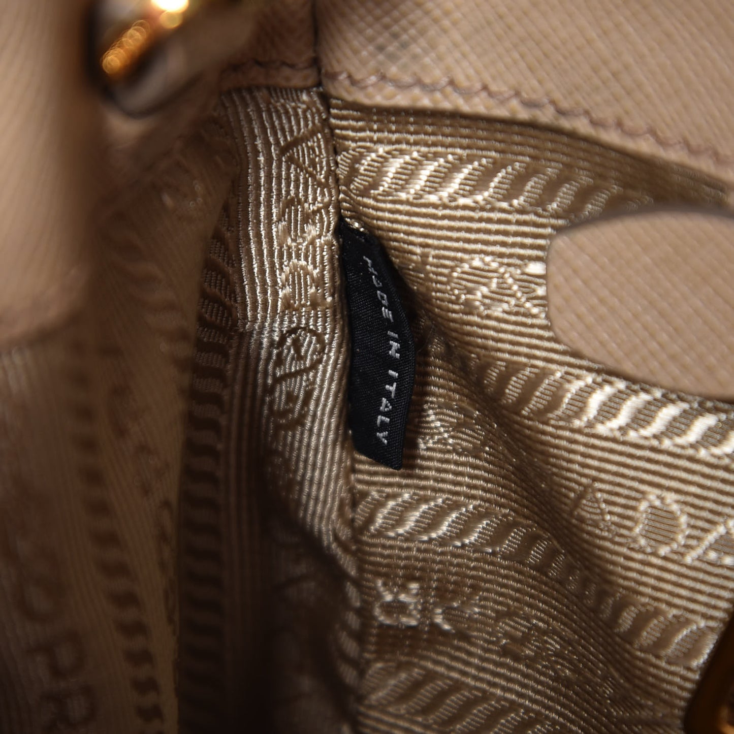 Saffiano Medium Galleria Double Zip Tote Sabbia