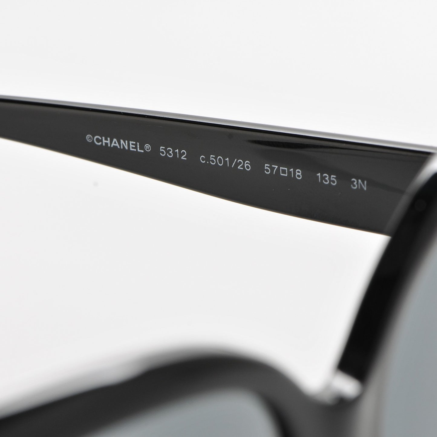 Signature Oval Sunglasses 5312 Black