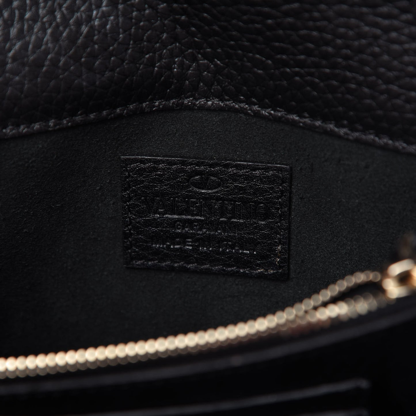 Pebbled Calfskin Rockstud Wallet on Chain Black