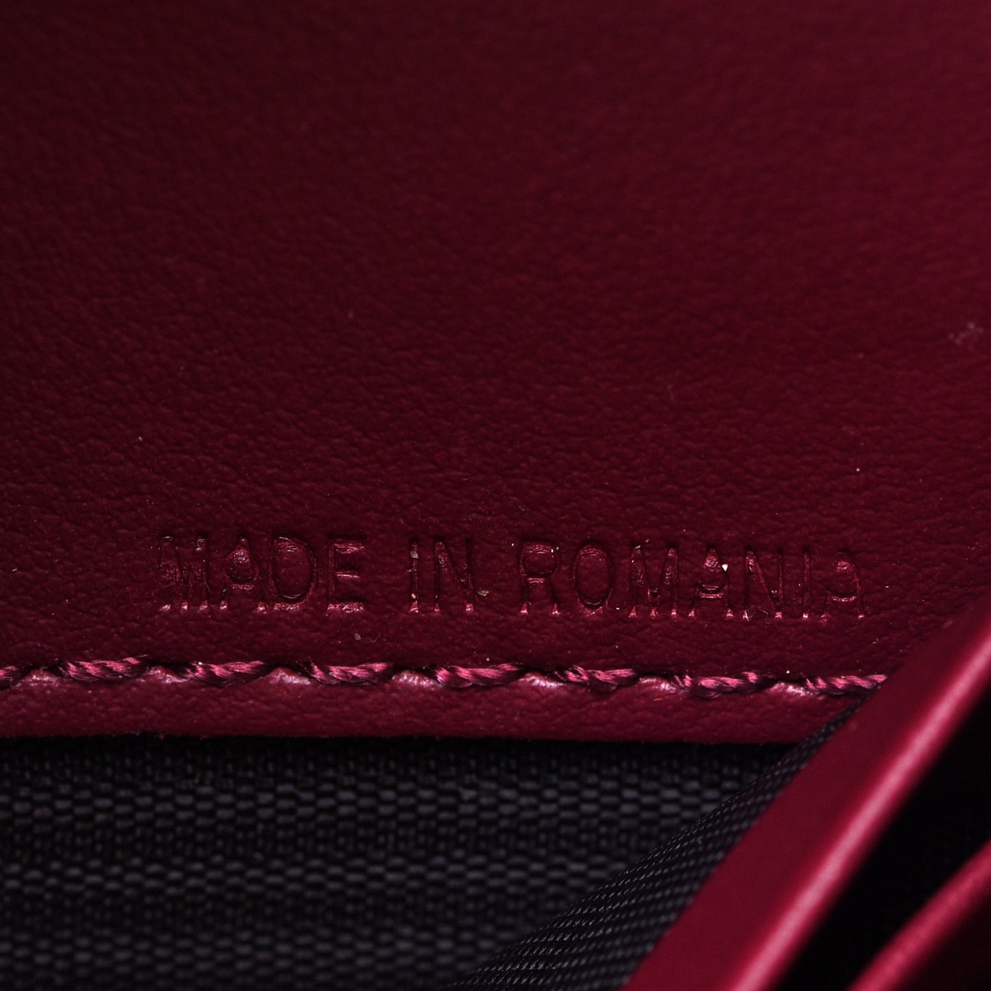 Grainy Calfskin Henley Wallet On Chain Burgundy