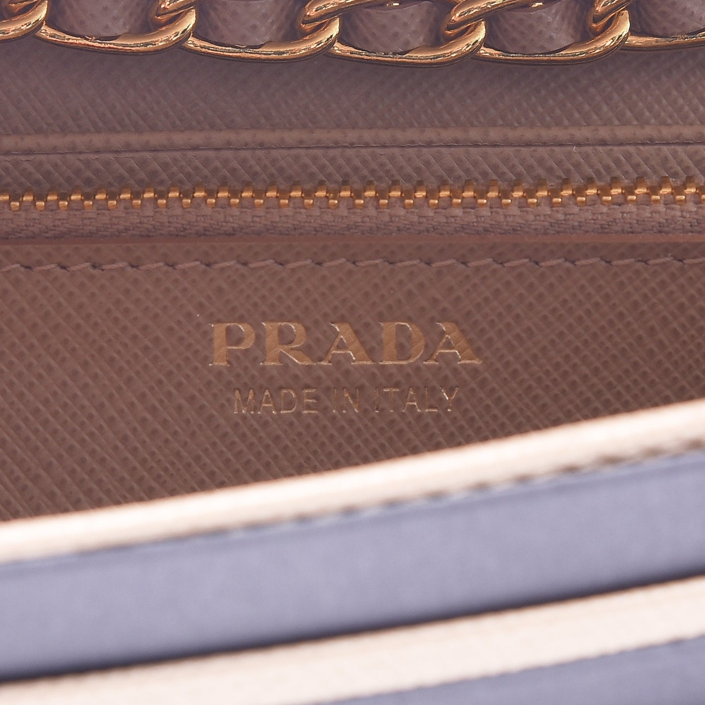 Saffiano Metal Oro Chain Wallet Cammeo