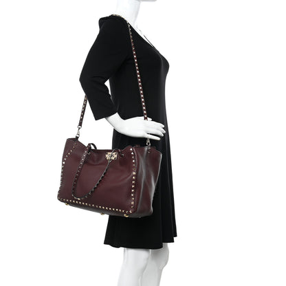 Valentino Garavani Pebbled Calfskin Medium Rockstud Tote Rubin 2 of 9