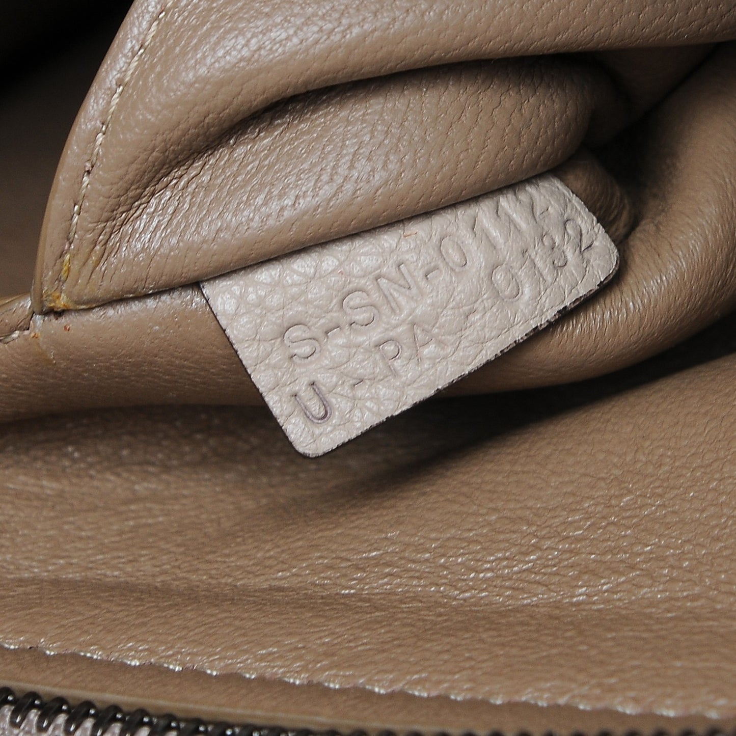 Drummed Calfskin Suede Large Trapeze Dune