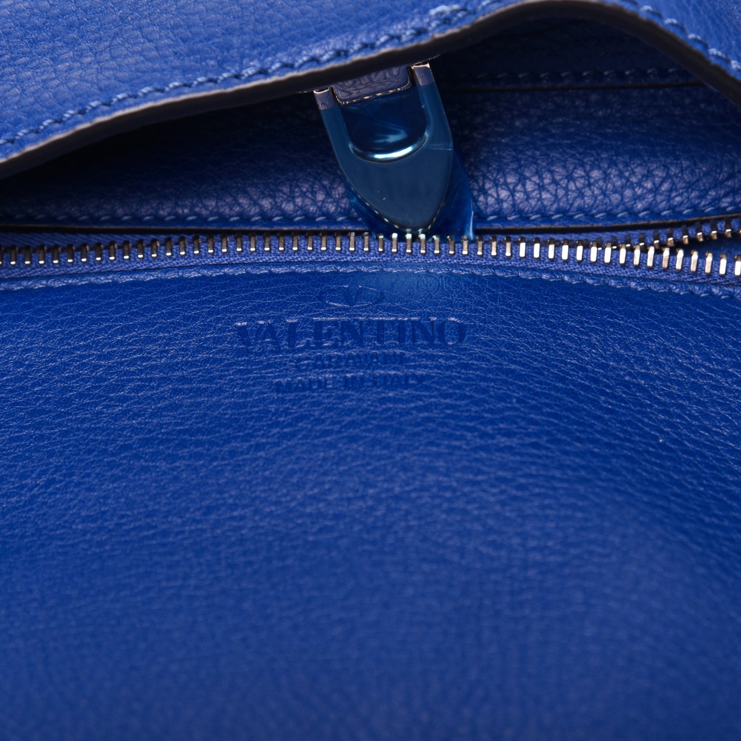 Pebbled Calfskin Small Rockstud Flip-Lock Messenger Bag Blu Delft
