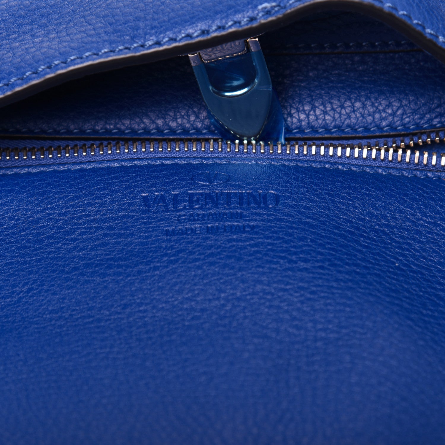 Valentino Garavani Pebbled Calfskin Small Rockstud Flip-Lock Messenger Bag Blu Delft 8 of 13