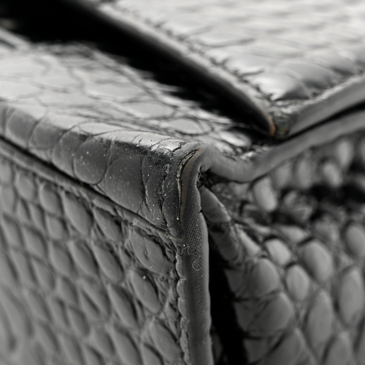 Shiny Calfskin Monochrome Crocodile Embossed Medium Hourglass Top Handle Bag Black