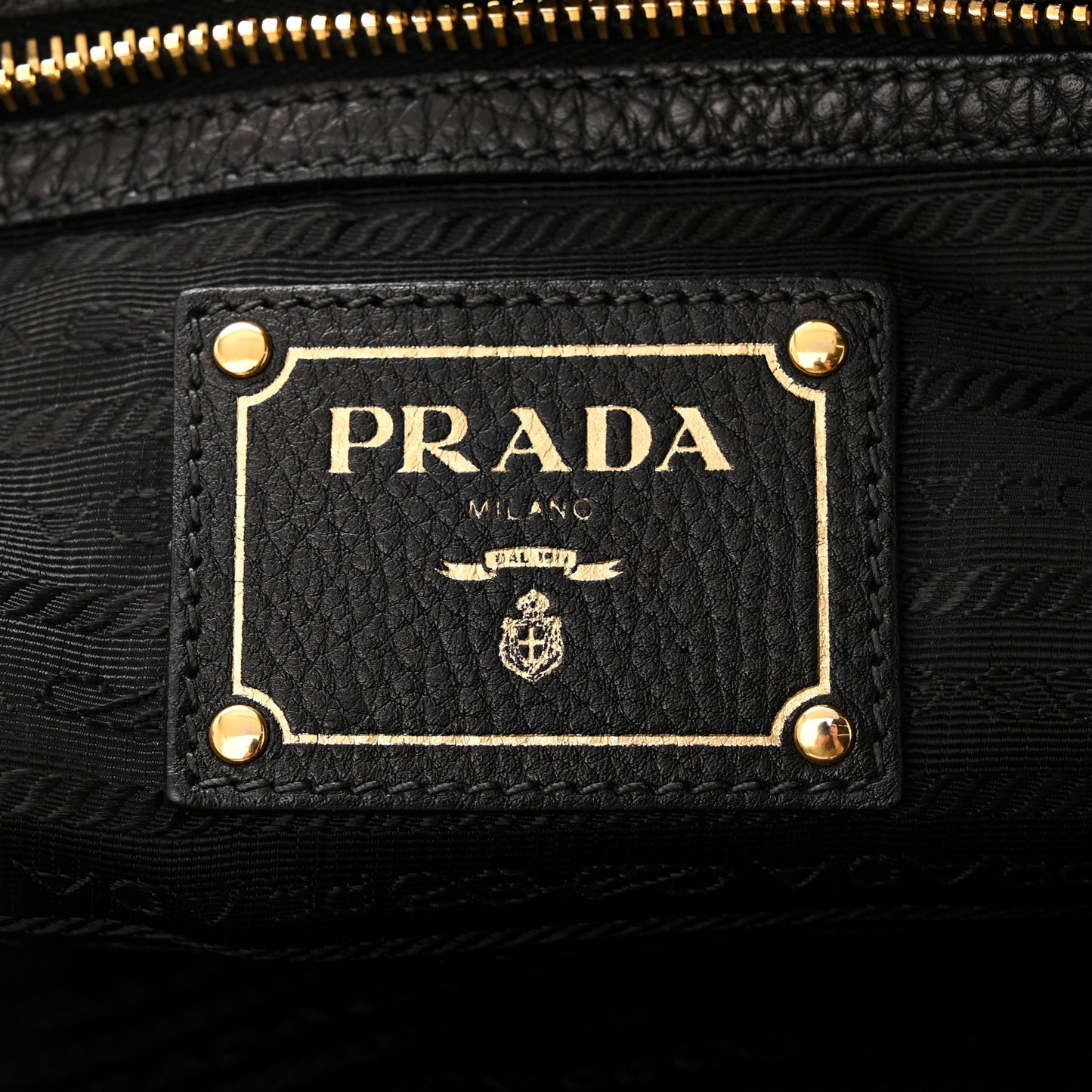 Vitello Daino Side Zip Tote Black