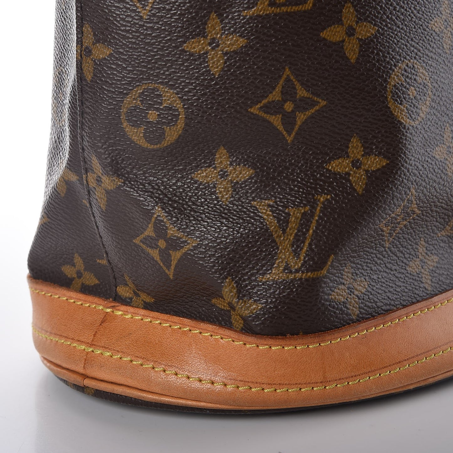 Monogram Petit Bucket 23