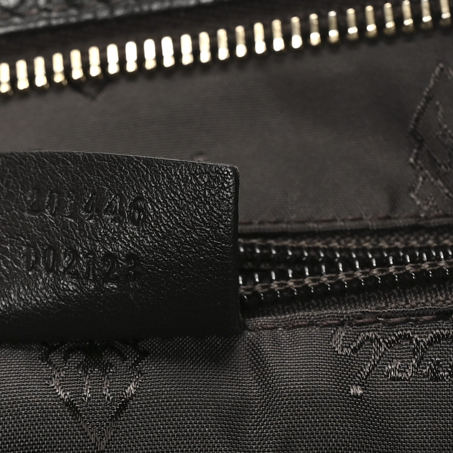 Gucci Guccissima Medium Flat Messenger Bag Black 7 of 10