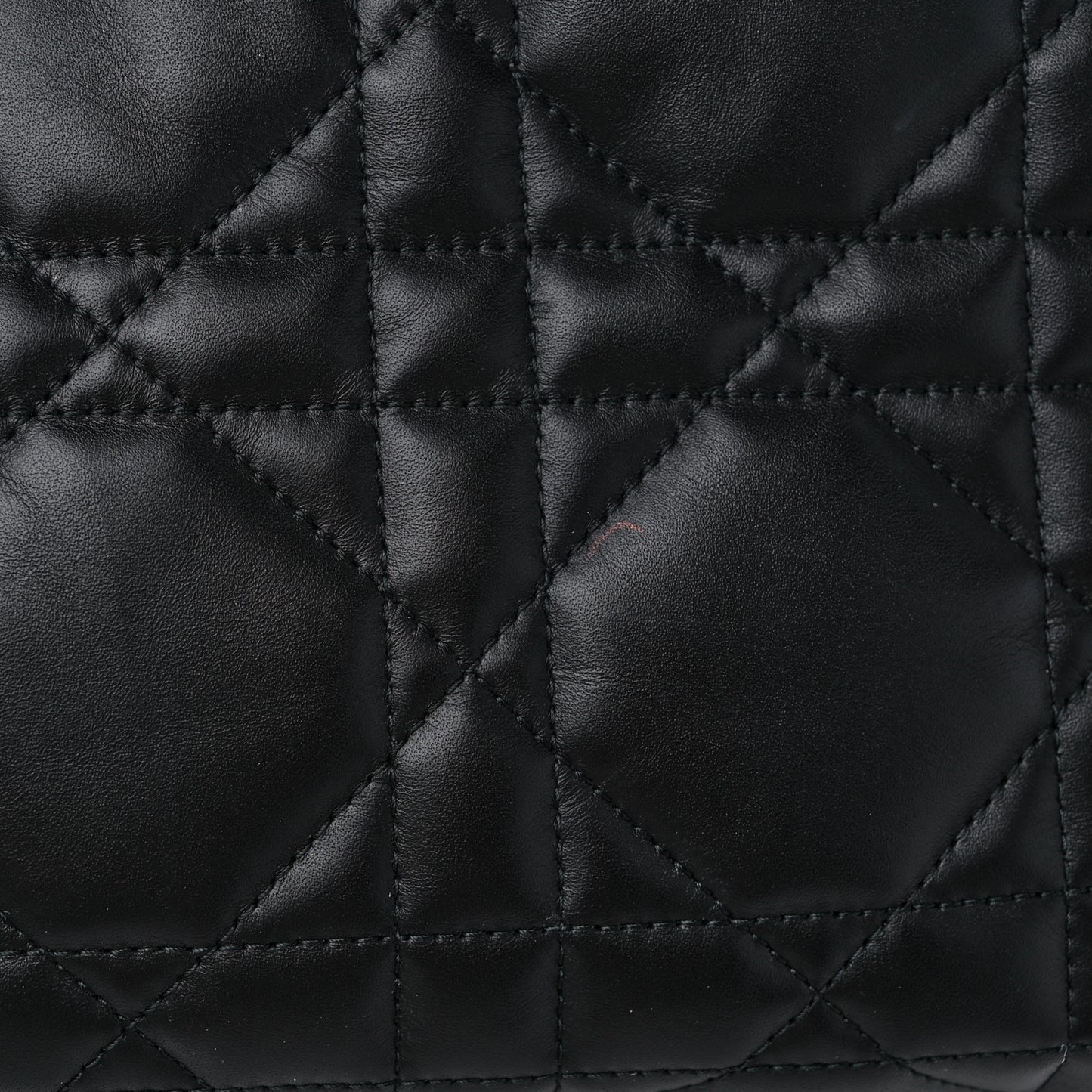 Calfskin Macrocannage Medium Toujours Black