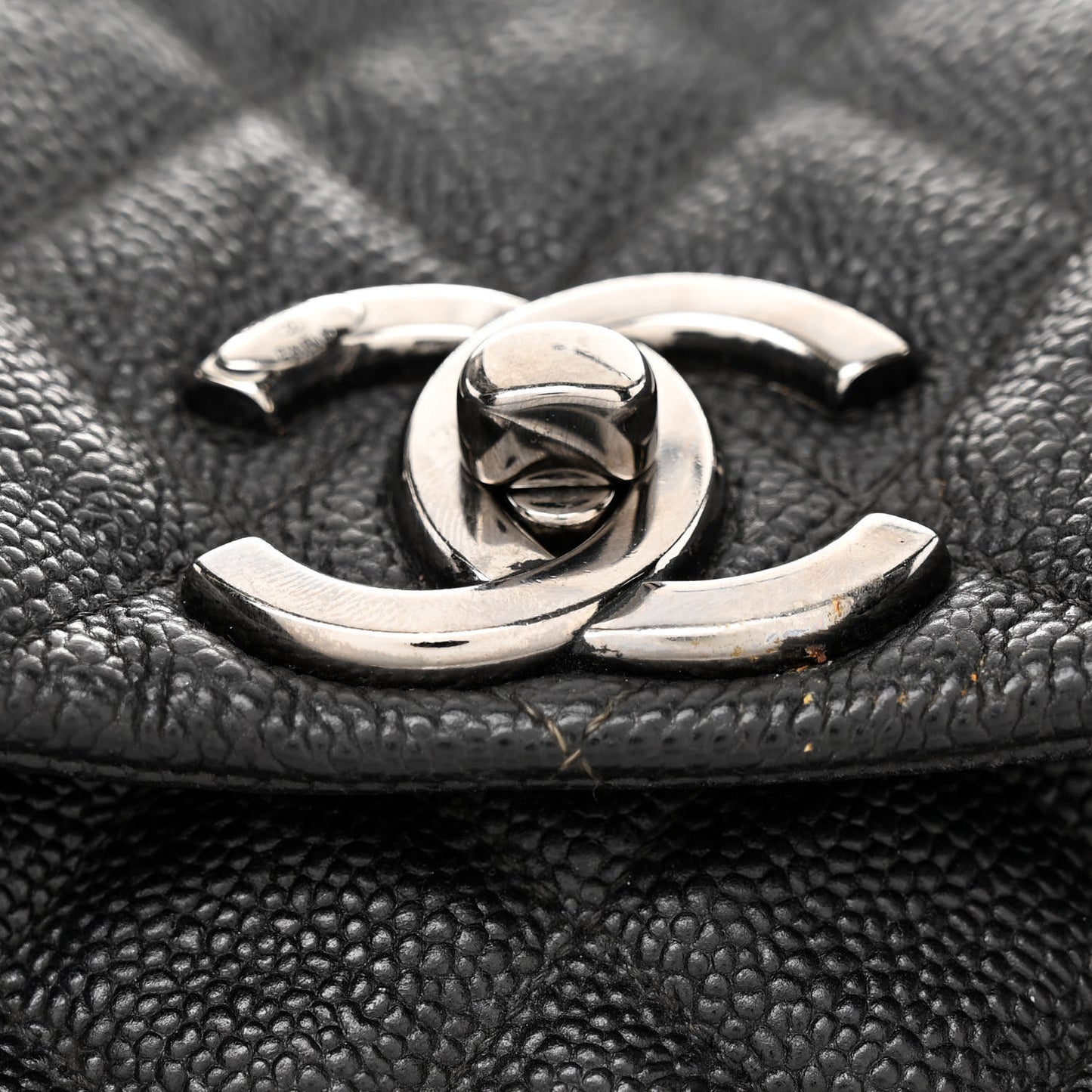 Iridescent Caviar Medium Lady Pearly Flap Black
