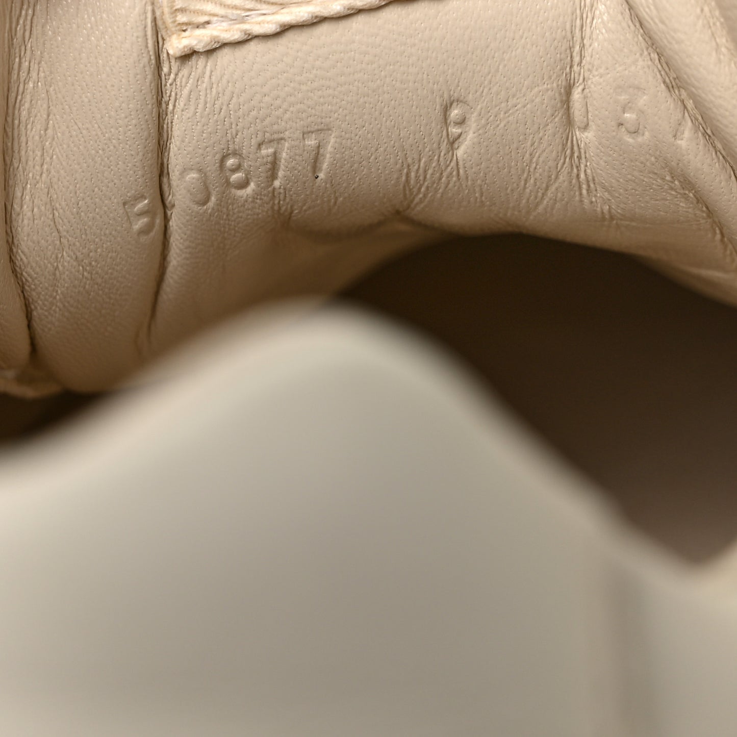 Calfskin Logo Mens Rhyton Sneakers 9 Ivory