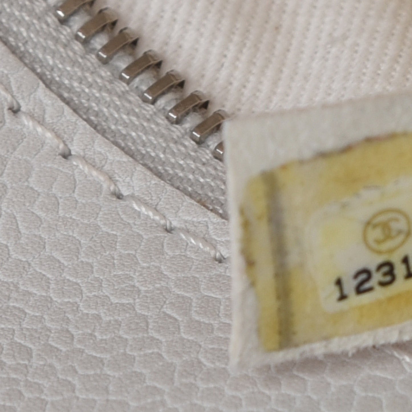 Caviar Large CC Tuck Tote Ivory