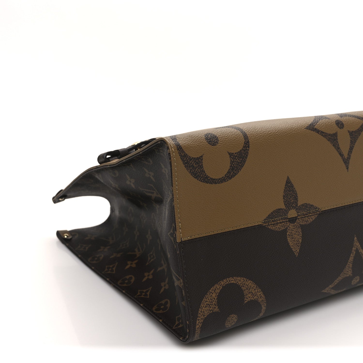 Louis Vuitton Reverse Monogram Giant Onthego Voyage 7 of 8