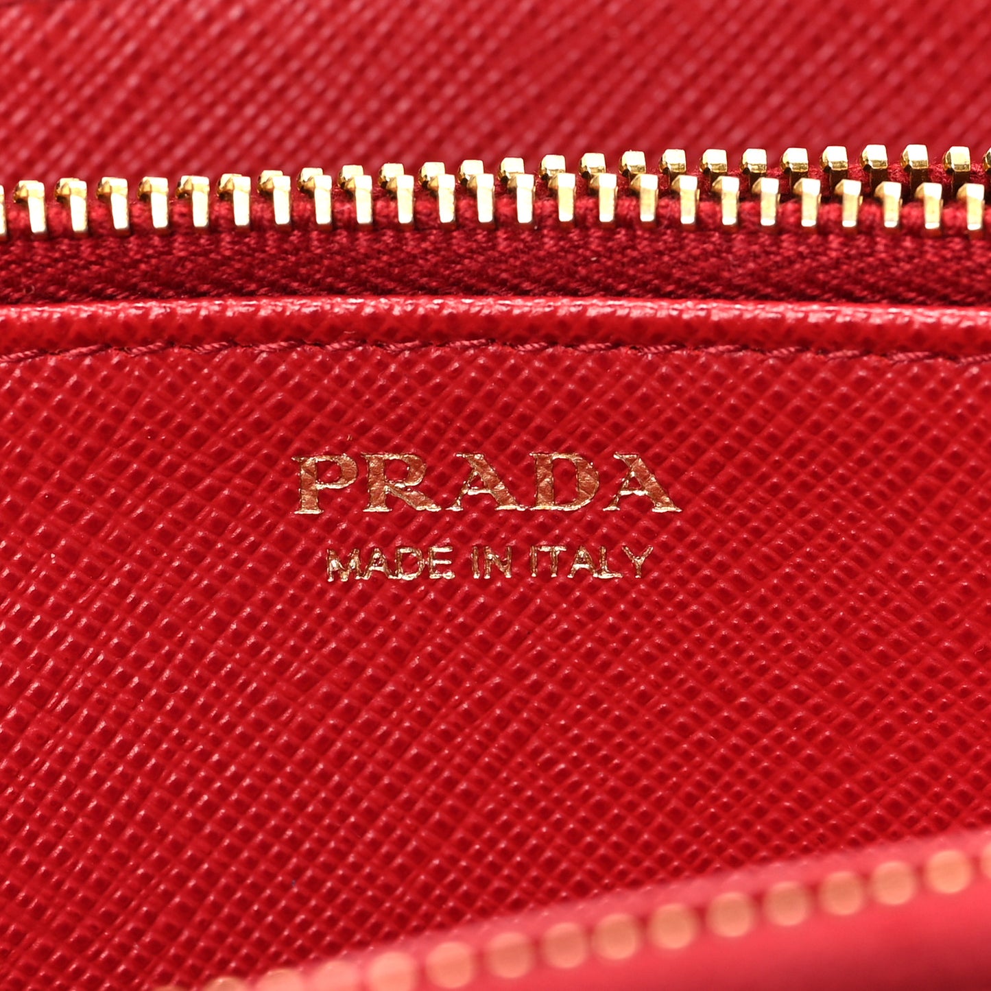 Saffiano Triangle Zip Around Wallet Fuoco