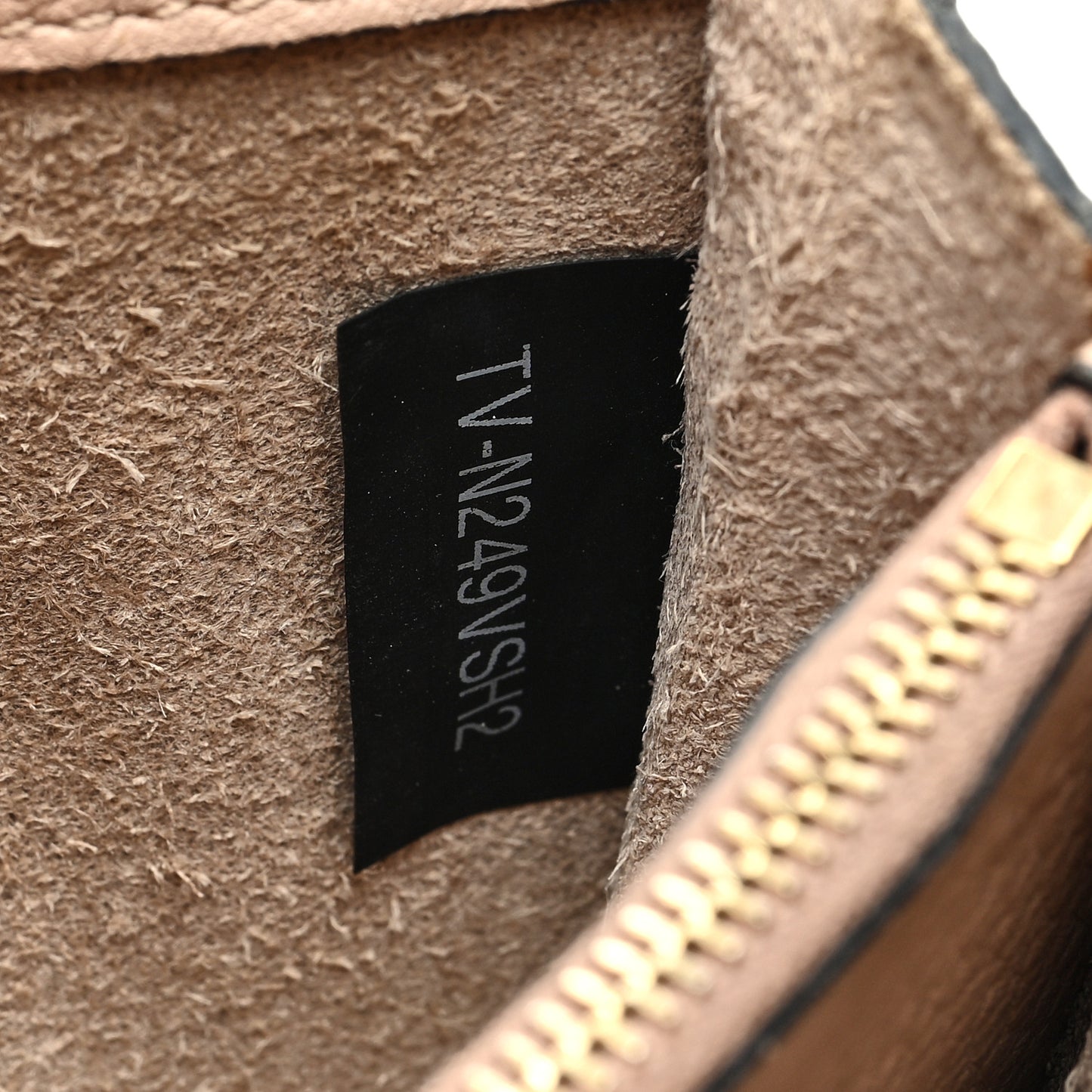 Pebbled Calfskin Rockstud Wallet On Chain Poudre