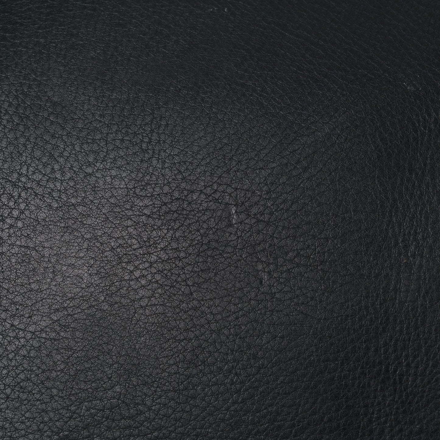 Supple Calfskin Medium Phantom Luggage Black