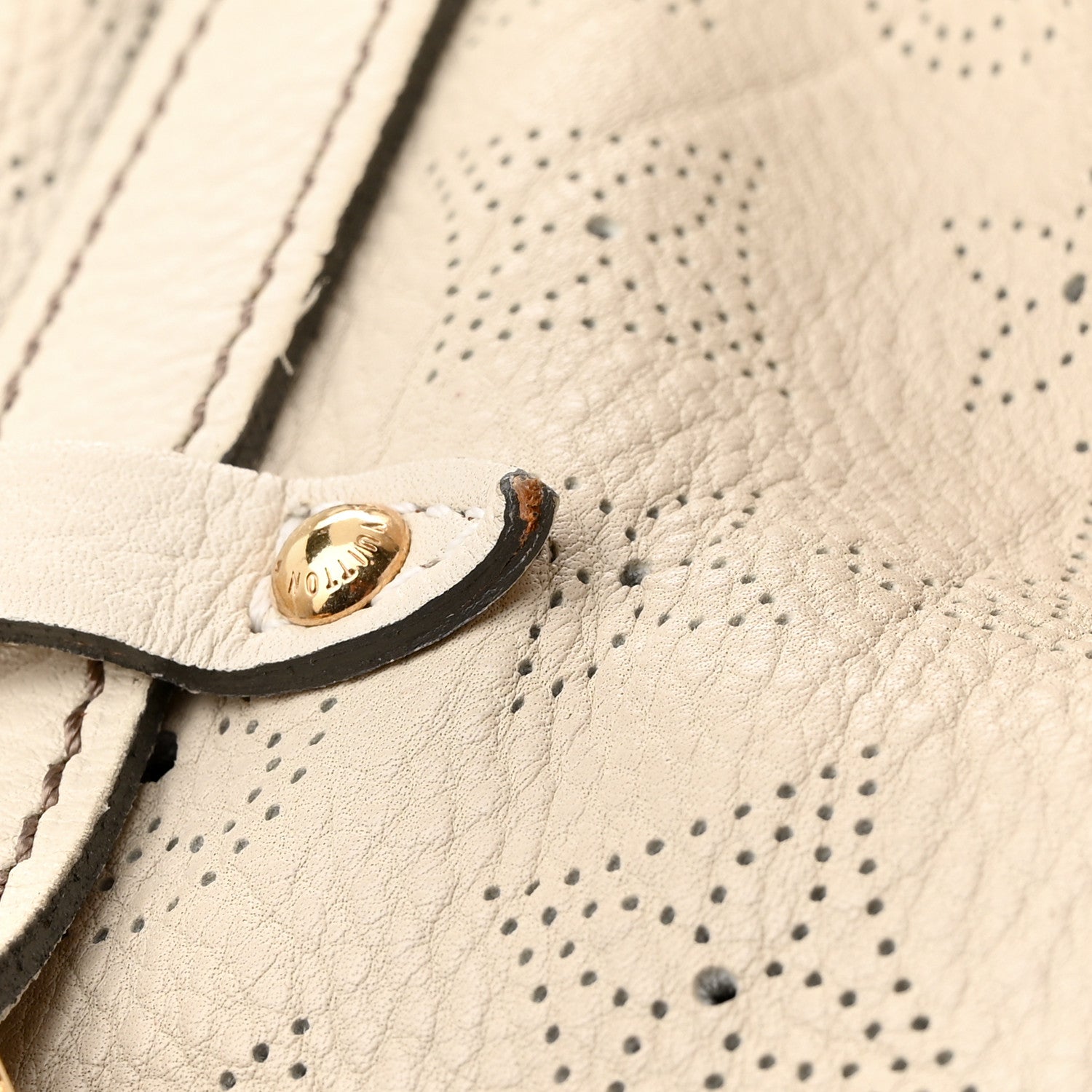 Louis Vuitton Mahina XL Gris 12 of 20