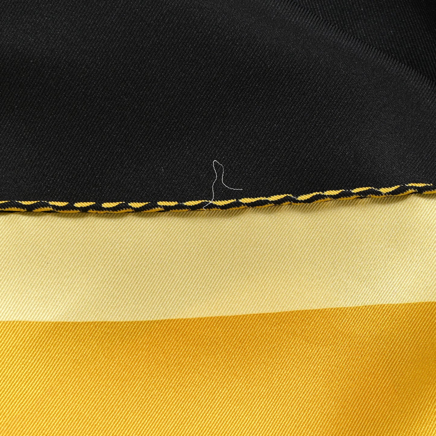 Silk Swinging Saint Germain Scarf 70 Black Jaune Vieil Or