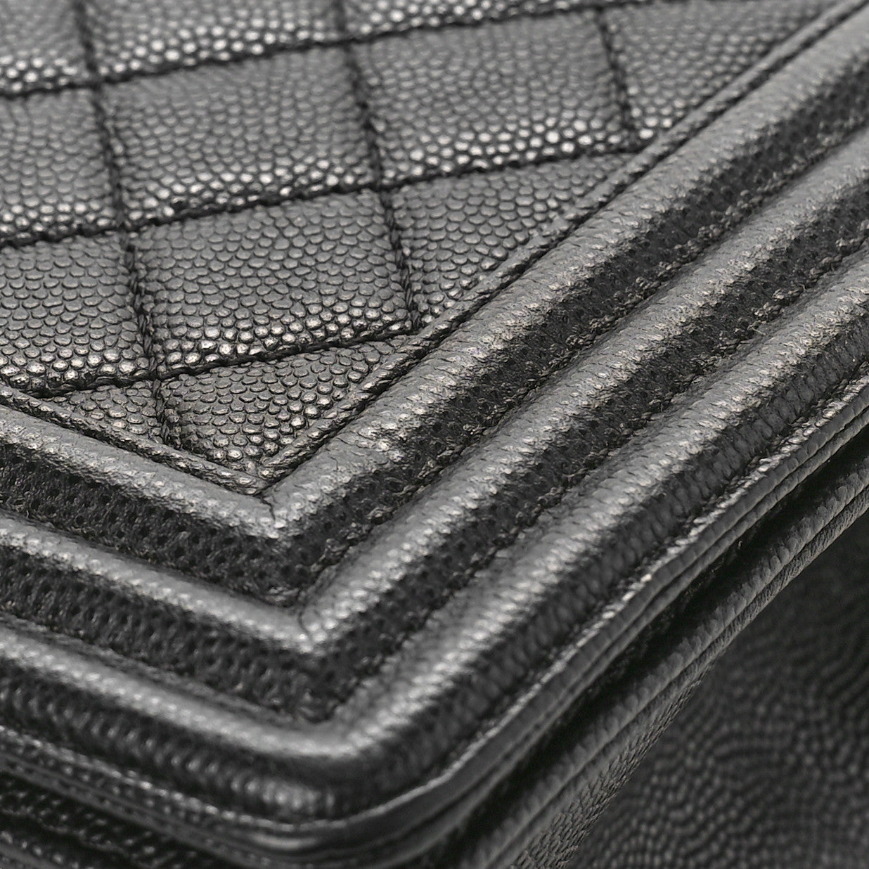 Caviar Quilted Medium Boy Flap Black
