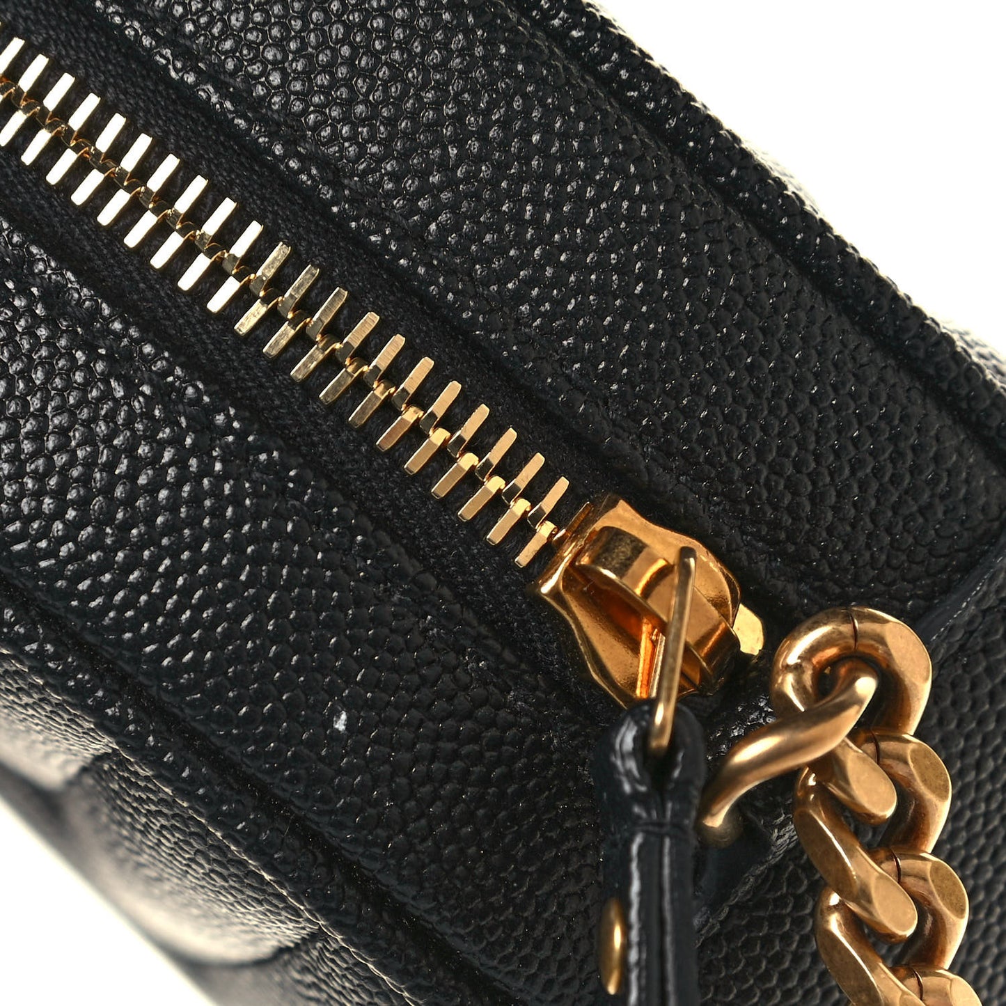 Grain De Poudre Matelasse Chevron Quilted Round Vinyle Camera Bag Black