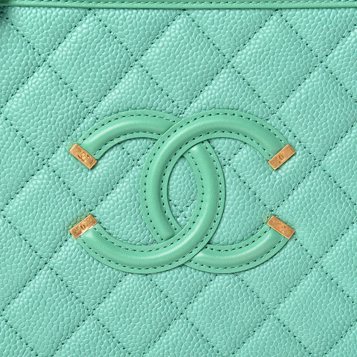 Caviar Quilted Medium CC Filigree Vanity Case Green