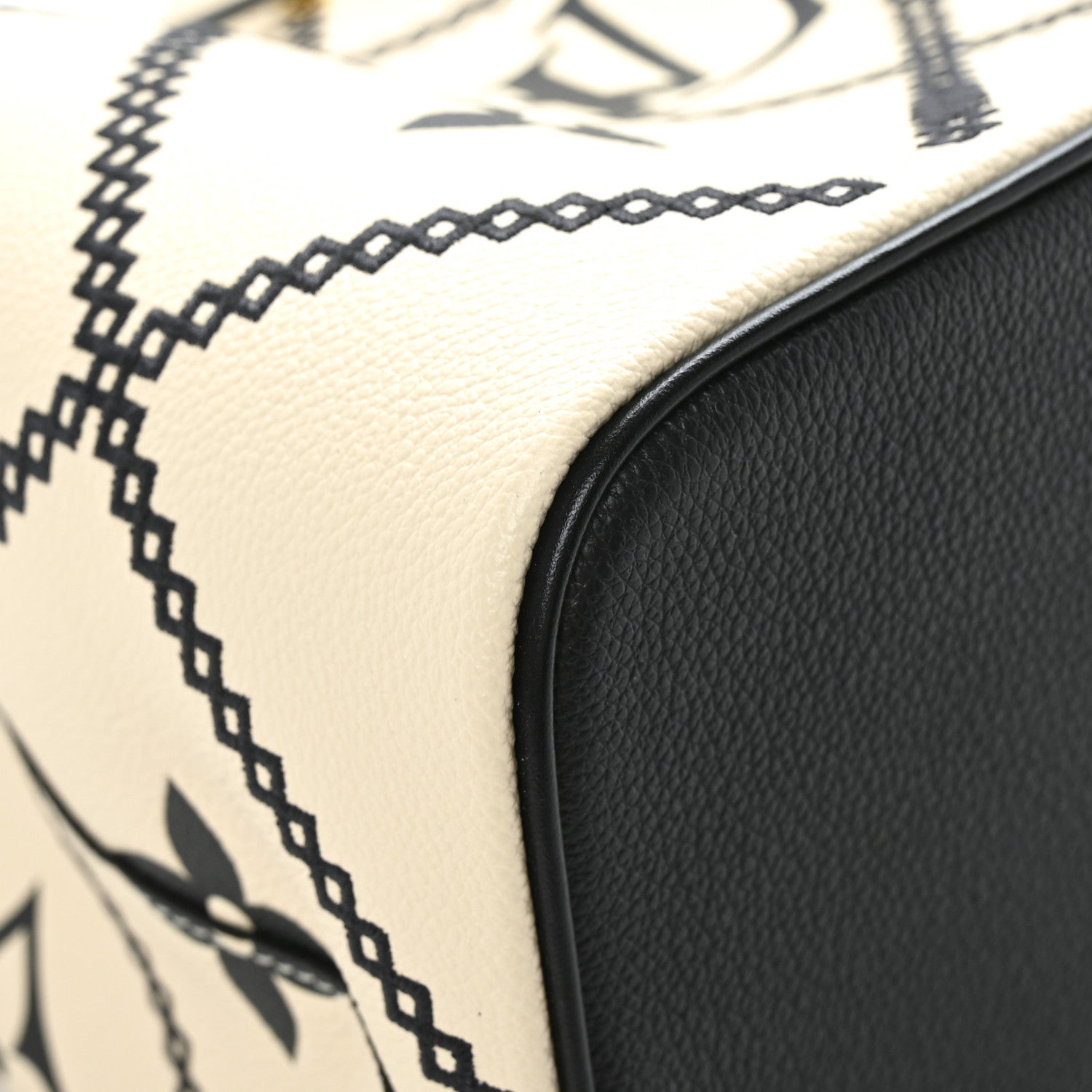 Louis Vuitton Empreinte Monogram Giant Broderies Neonoe MM Cream Black 10 of 11