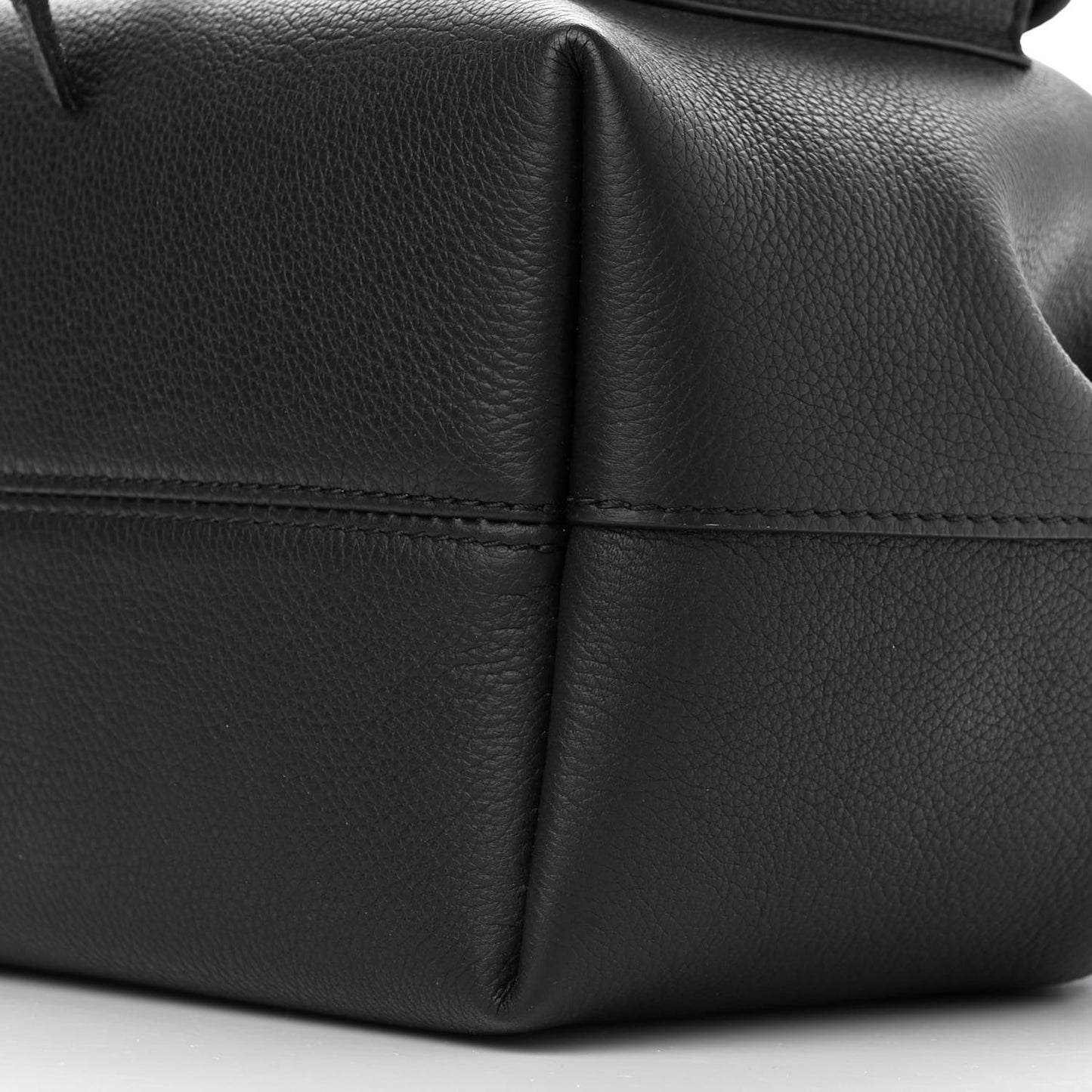 Calfskin Lockme Bucket MM Black