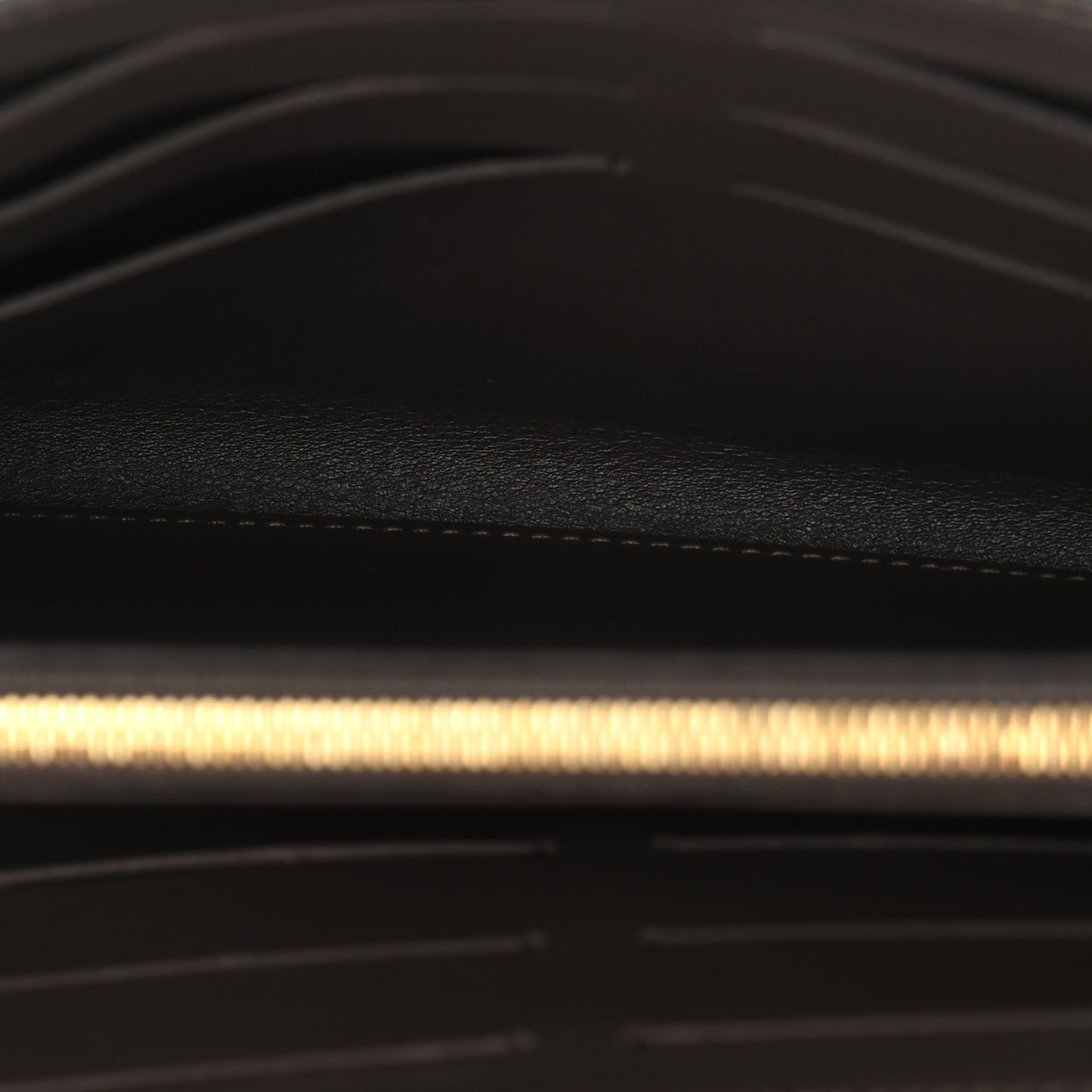 Taurillon Capucines Wallet Galet