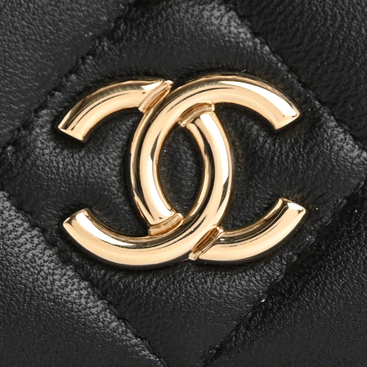 Lambskin Quilted Pearl Top Handle Clutch With Chain Black