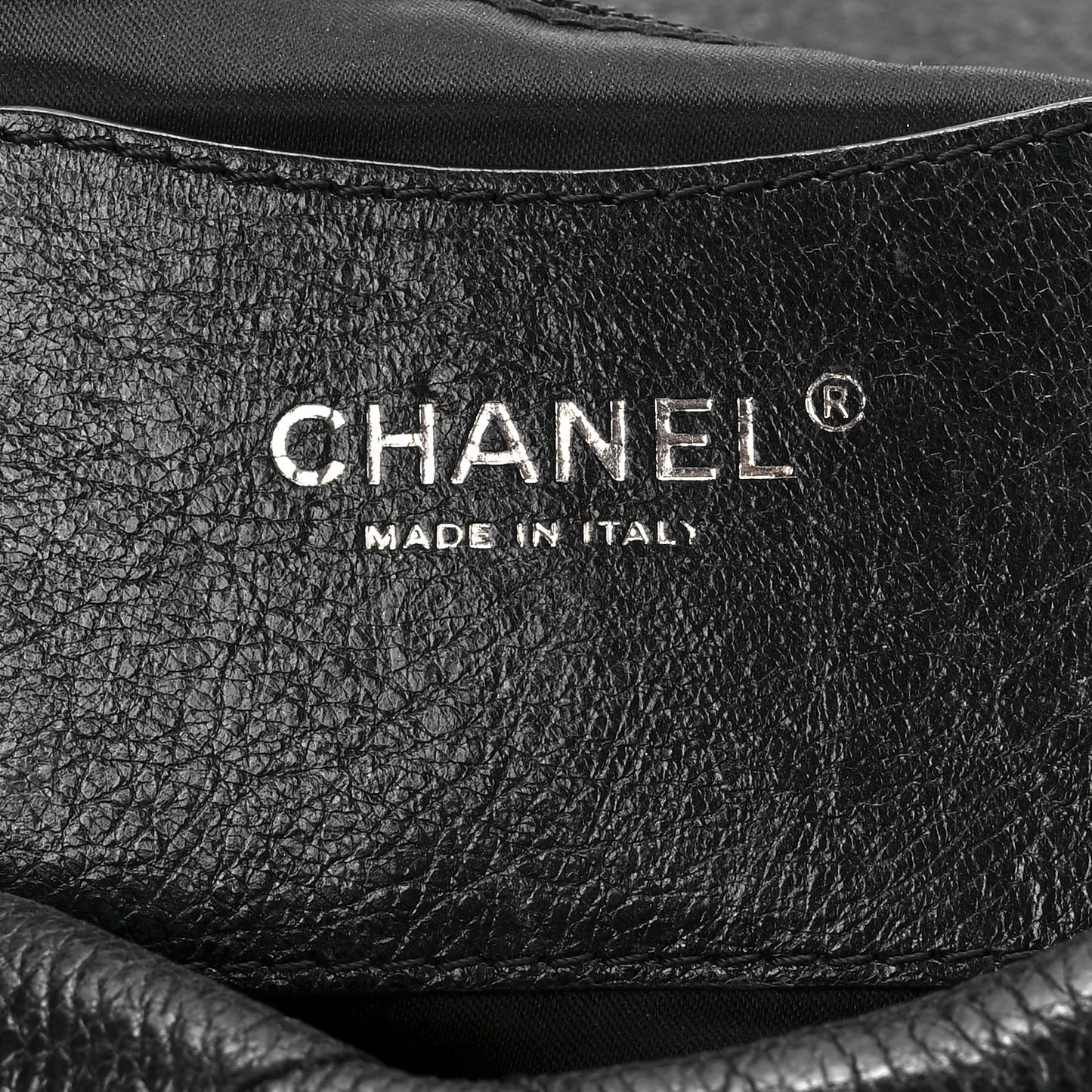 Glazed Calfskin Stitched On The Road Flap Black