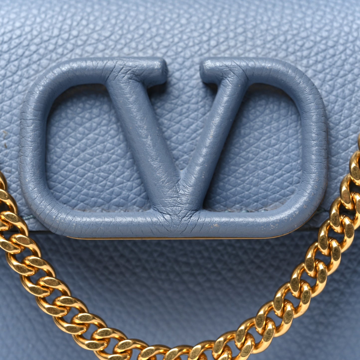 Grainy Calfskin VLogo Compact Wallet with Chain Niagara