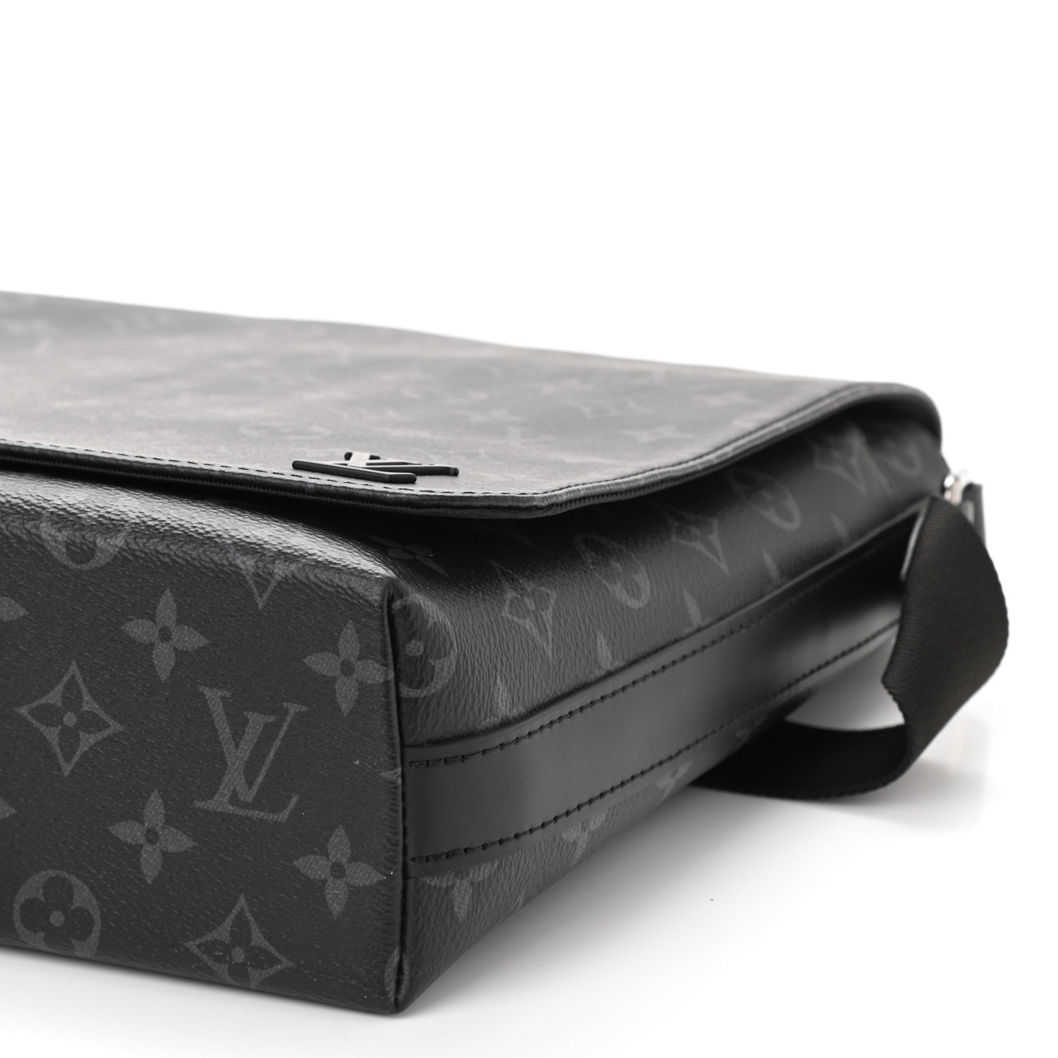 Louis Vuitton Monogram Eclipse District MM 9 of 9