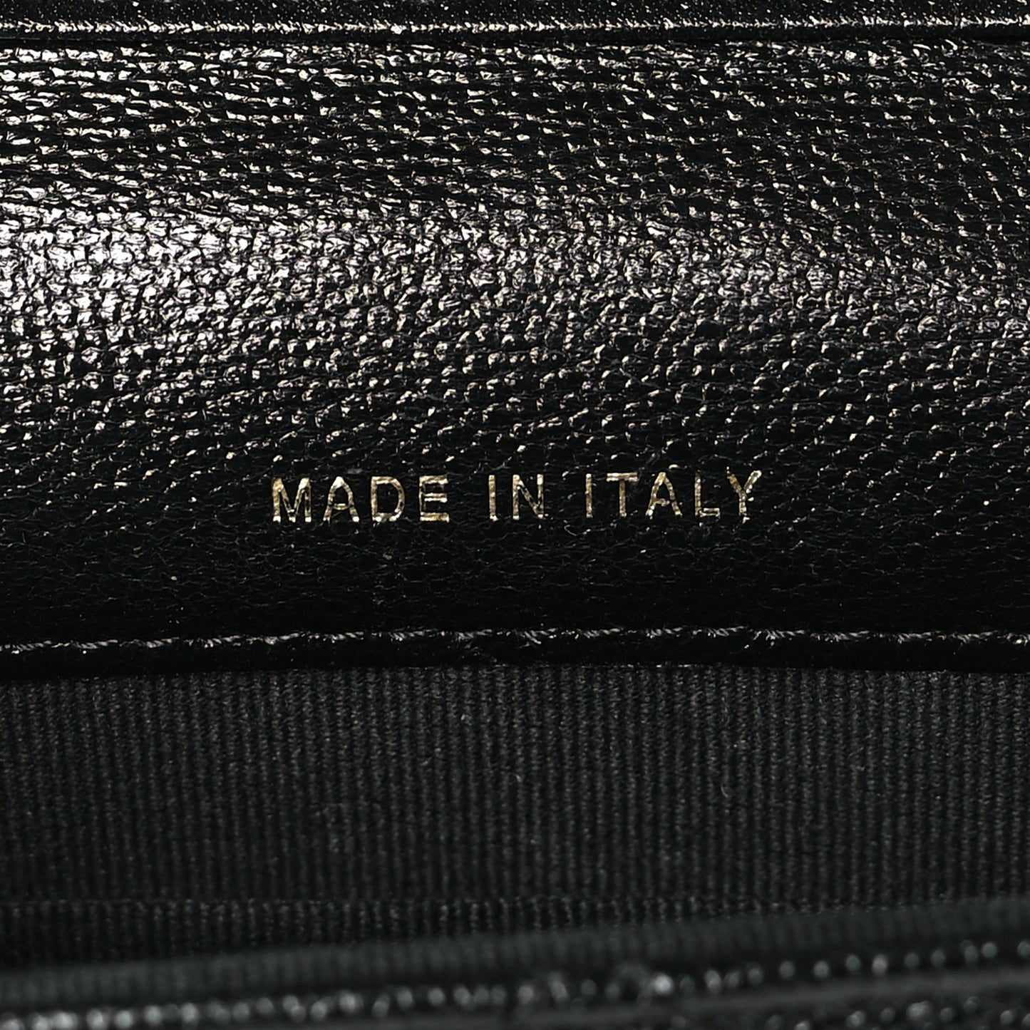 Caviar Quilted CC Airpods Pro and Phone Case With Chain Black