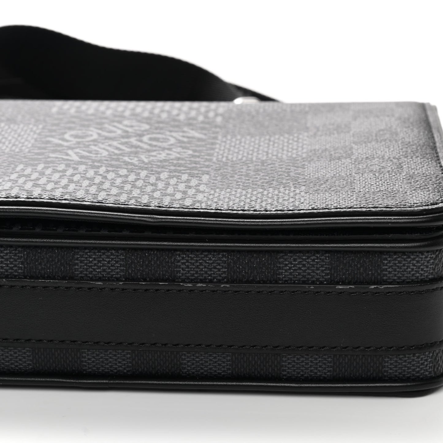 Damier Graphite 3D Studio Messenger