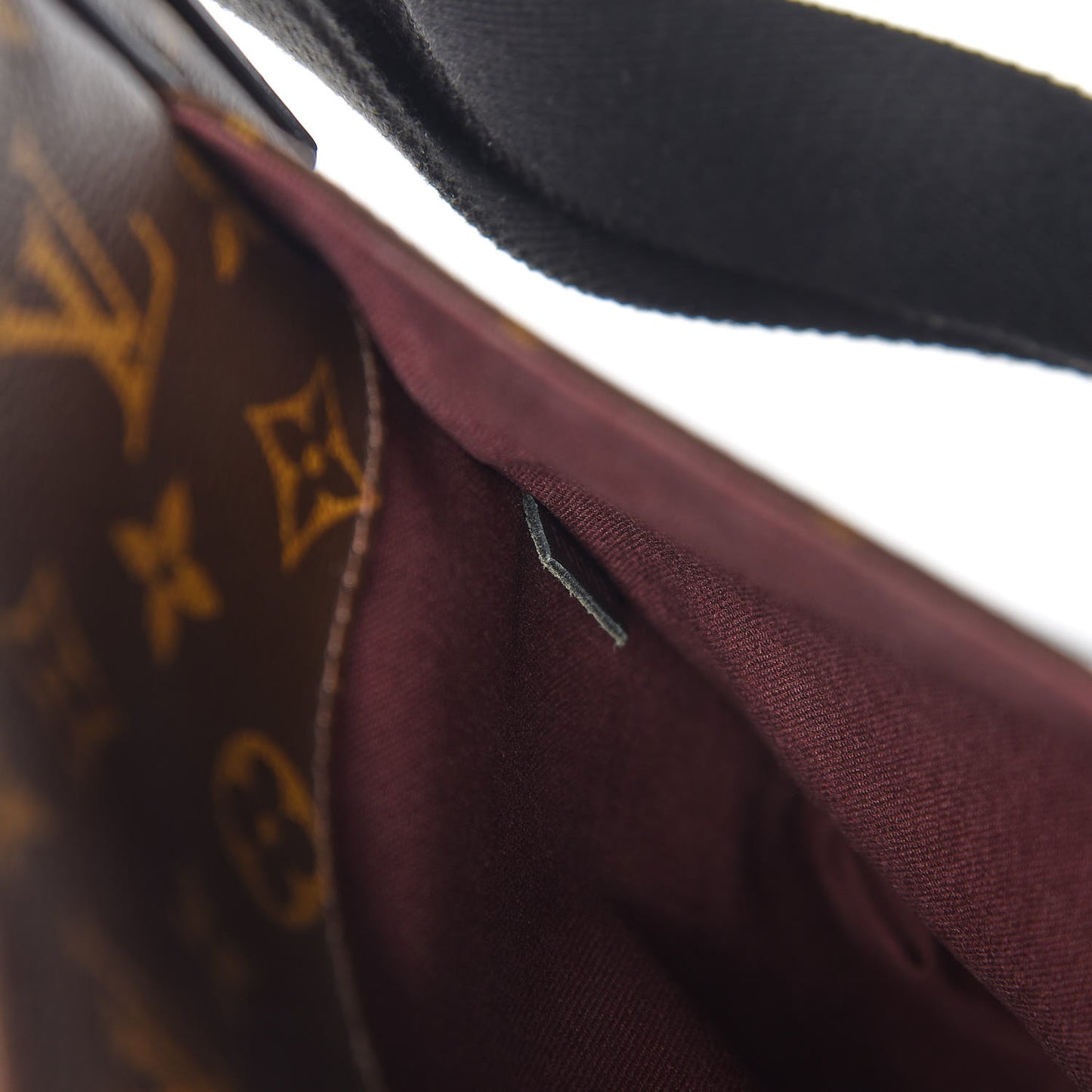 Monogram Macassar District MM