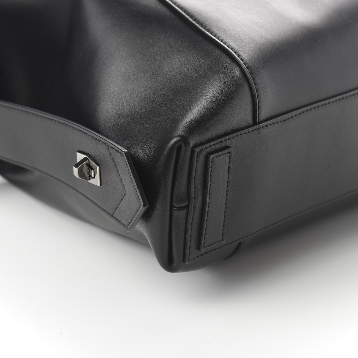 Smooth Calfskin Medium Soft Antigona Black