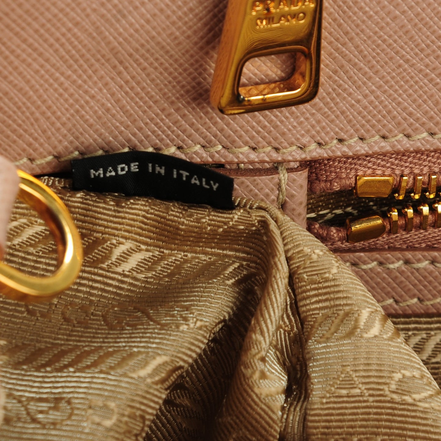 Saffiano Medium Galleria Double Zip Tote Cammeo