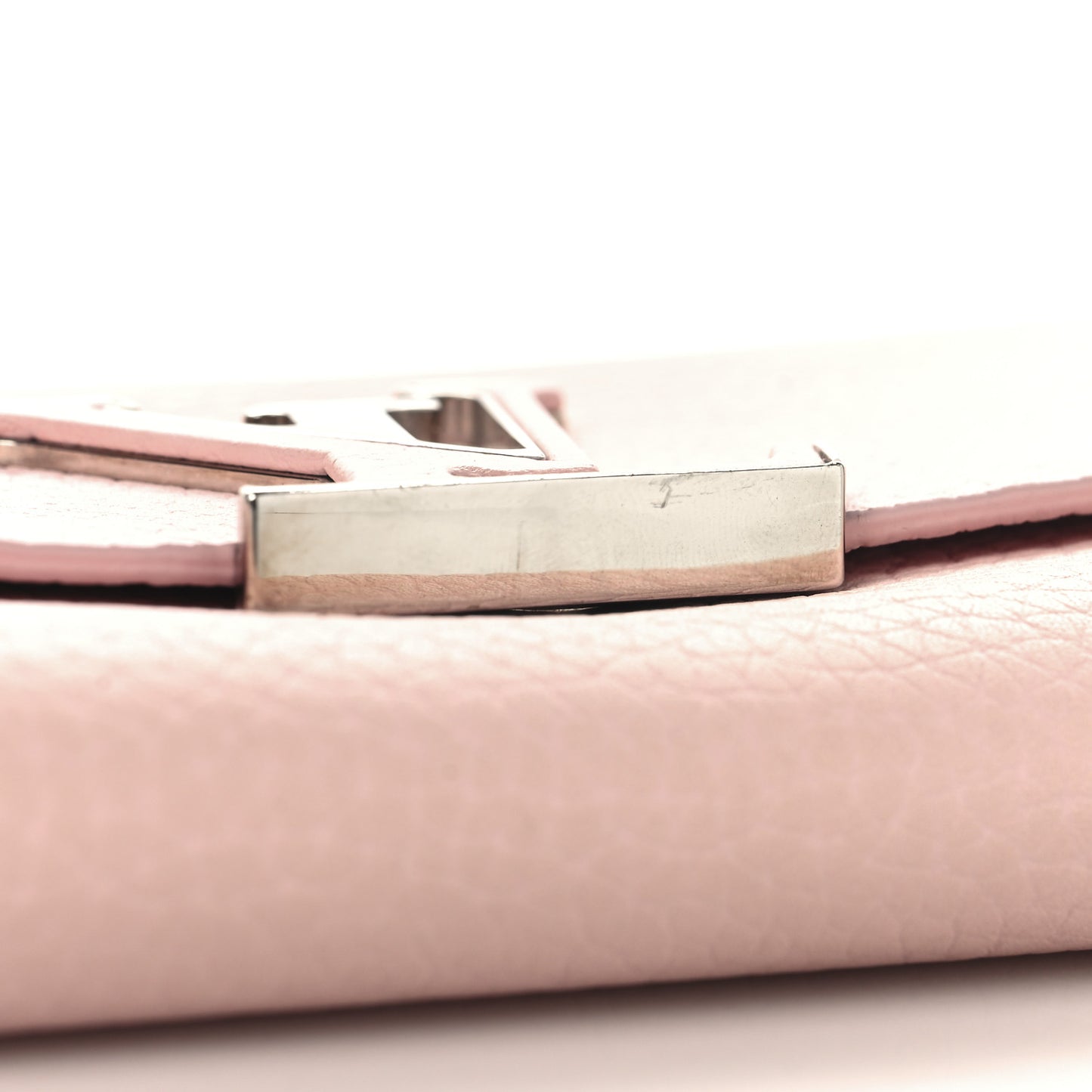 Taurillon Capucines Wallet Magnolia