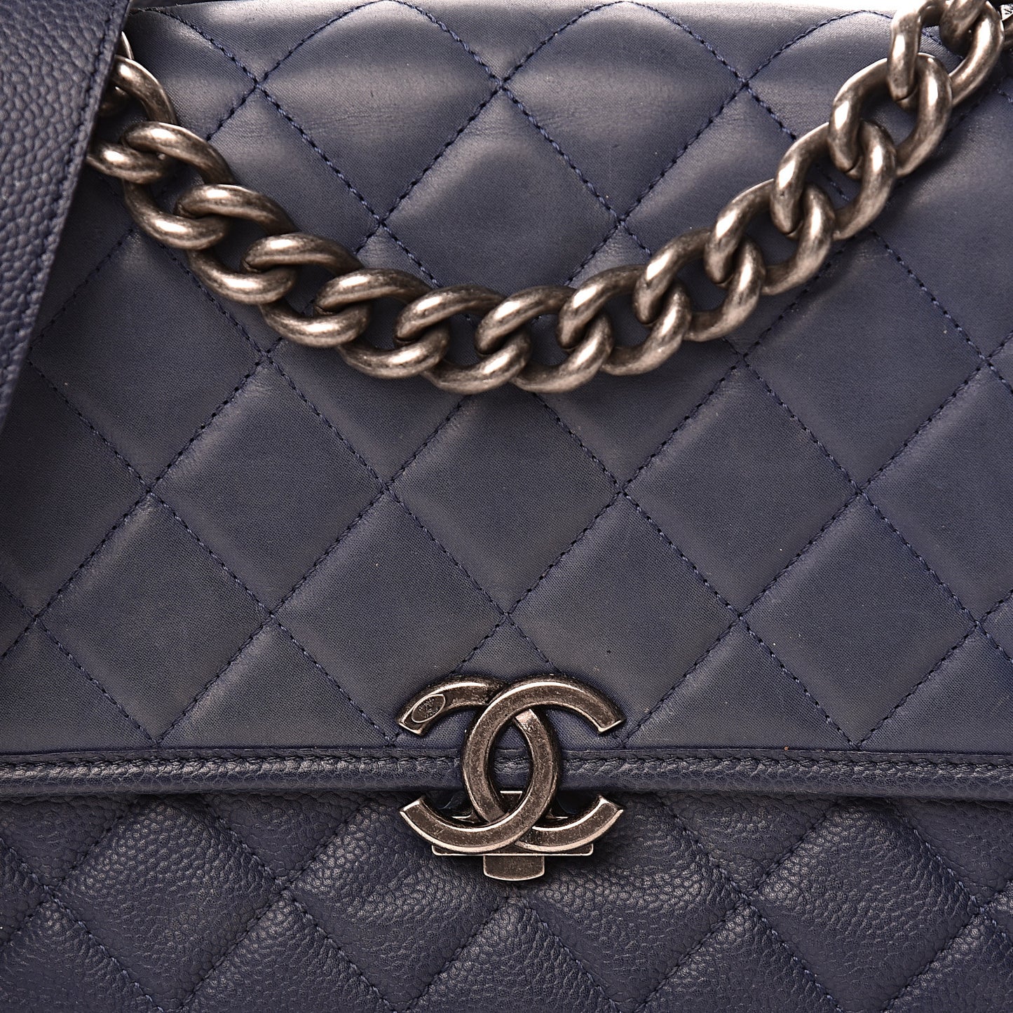 Caviar Iridescent Calfskin Quilted Medium Daily Carry Messenger Navy