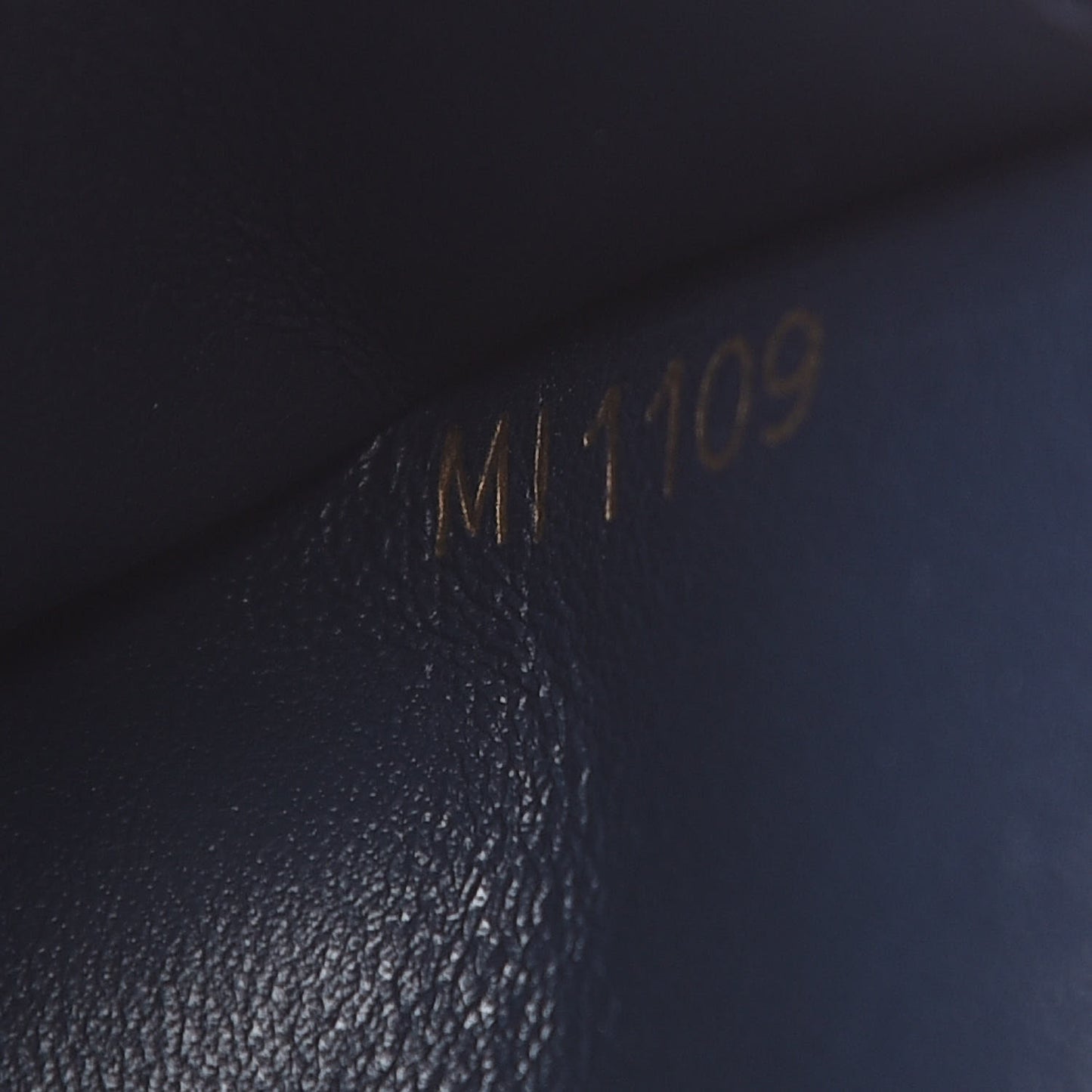 Taurillon Capucines Compact Wallet Marine Rouge