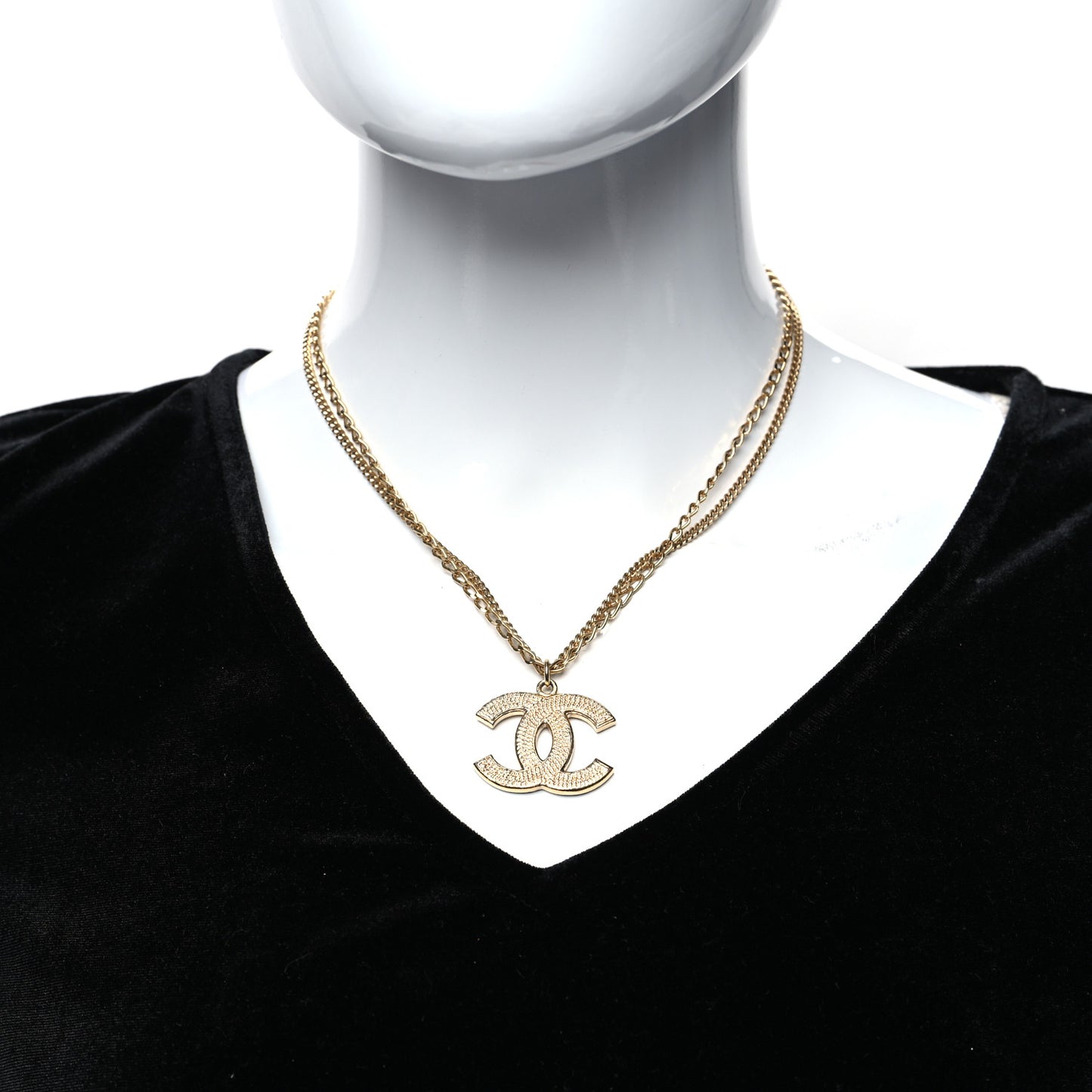 Metal Textured CC Pendant Necklace Gold