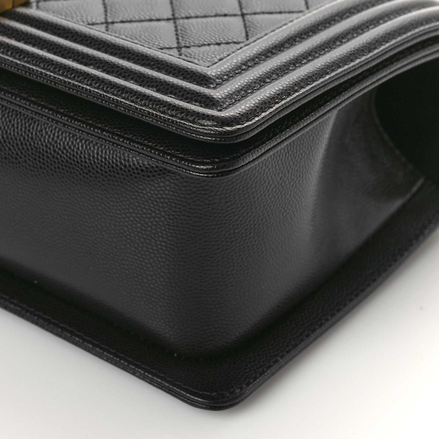 Caviar Quilted Medium Boy Flap Black