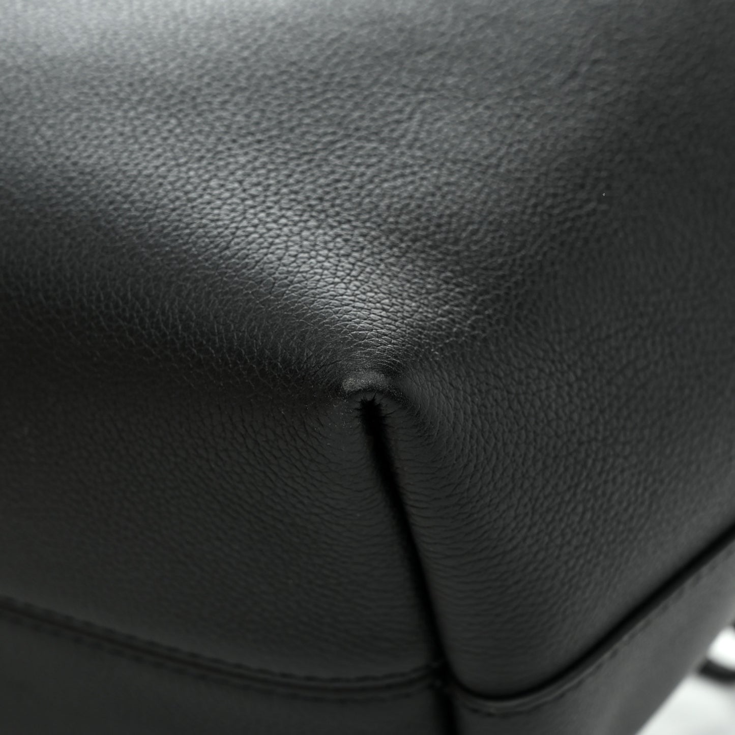 Calfskin Lockme Bucket MM Black