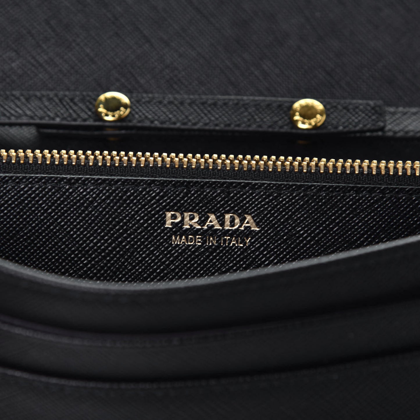 Saffiano Metal Oro Chain Wallet Black