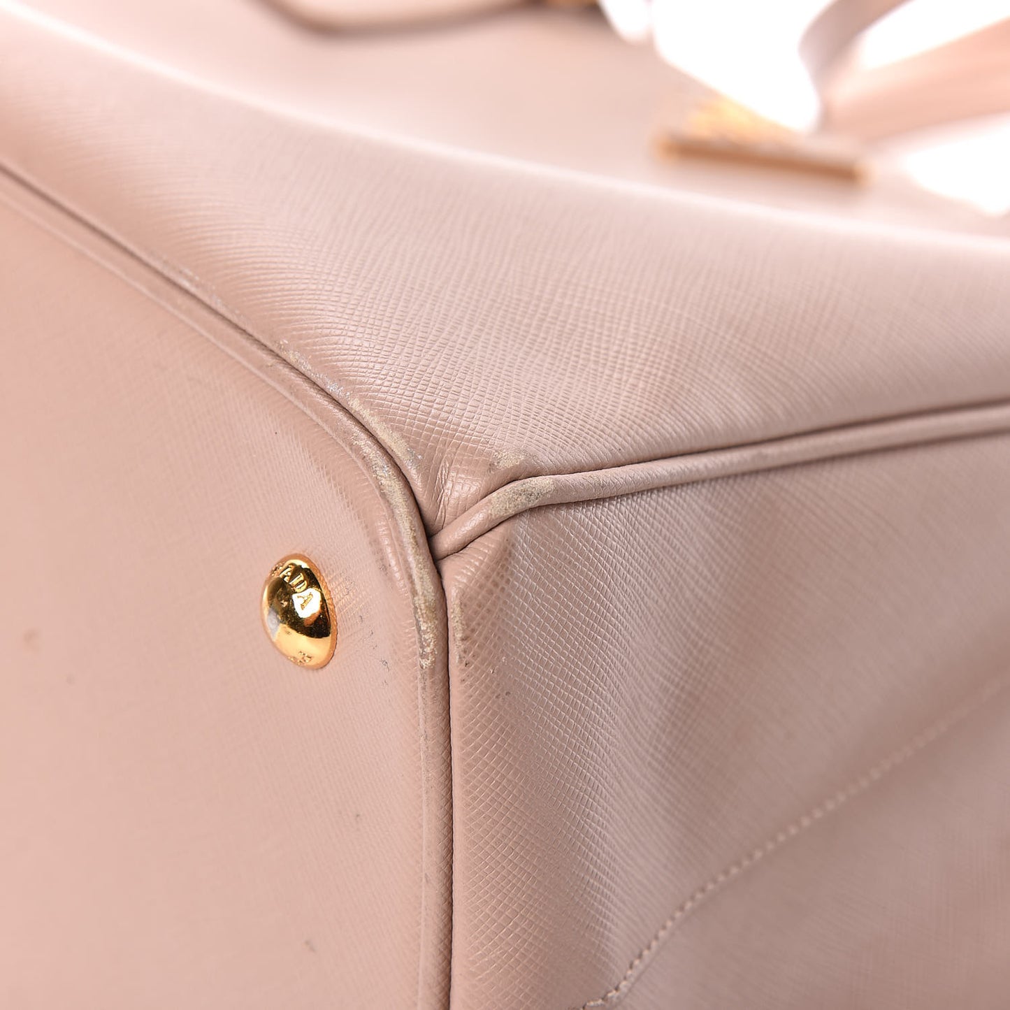 Saffiano Lux Medium Tote Cammeo