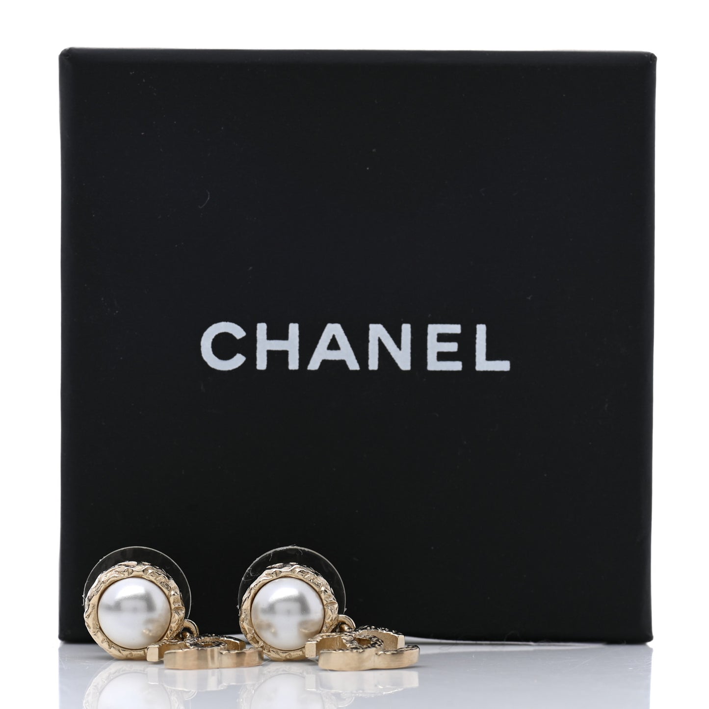 Pearl Hammered CC Drop Earrings Gold Pearly White
