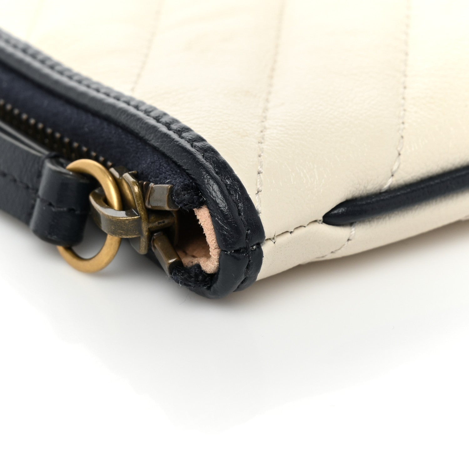 Gucci Vintage Effect Calfskin Matelasse Diagonal Torchon GG Marmont Zip Pouch Mystic White Blue Agata 10 of 10