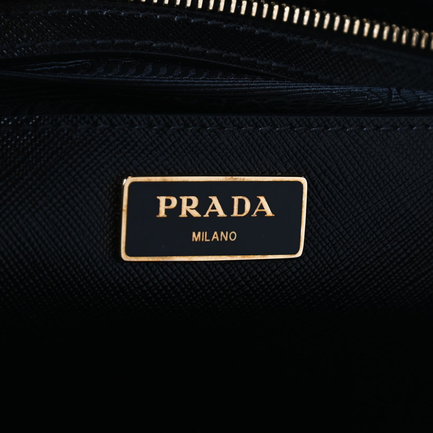 Saffiano Medium Galleria Double Zip Tote Black